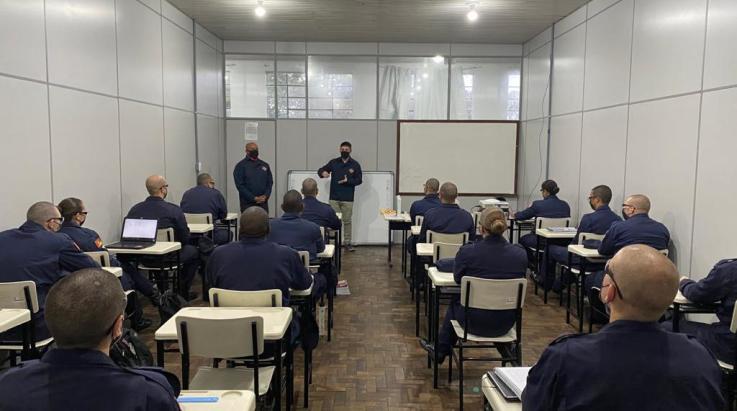 No Dia Nacional do Bombeiro Militar, coordenadores apresentam a ABERGS para alunos Soldados de Porto Alegre e Bento Gonçalves
