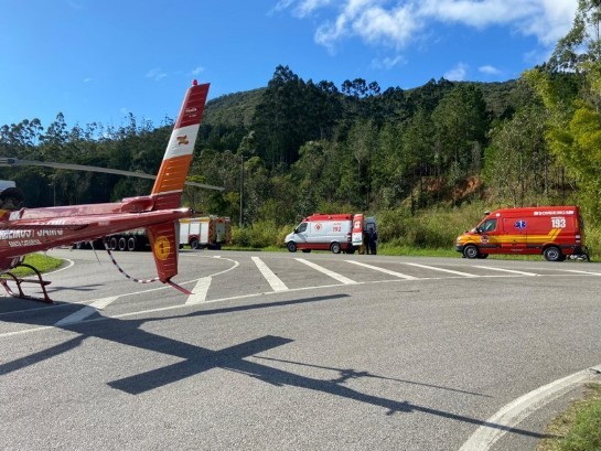 Bombeiros utilizam helicóptero para socorrer motociclista acidentado na BR-101 bombeiros-utilizam-helicoptero-para-socorrer-motociclista-acidentado-na-br-101.jpg