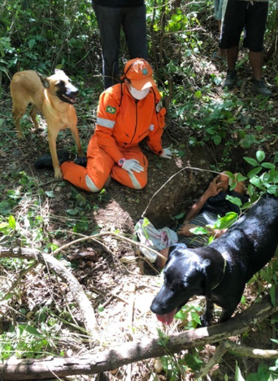 Idoso com deficiência física é resgatado pelos bombeiros após cair em vala em região de mata na Grande Fortaleza cadela-vala.jpg