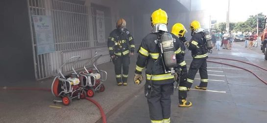 Goiás: Bombeiros combatem incêndio em supermercado de Rio Verde bombeiros-combatem-incendio-em-supermercado-de-rio-verde-e1589203717821.jpg