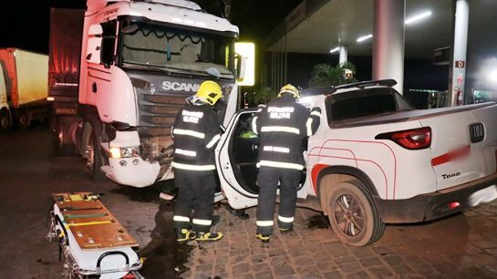 Motorista é socorrido pelos bombeiros após violenta colisão com carreta em Nova Mutum nova-mutum-colisao-carro-fiat-toro-e-carreta-scania-maio-2020-assessoria-990x556.jpg