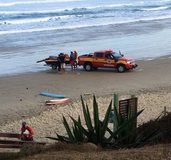 Surfistas são arrastados pela correnteza e resgatados pelos bombeiros em Imbituba surfistas-sao-arrastados-pela-correnteza-e-resgatados-pelos-bombeiros-em-imbituba-696x653.jpg
