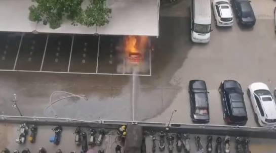 Bombeiros chineses mostram o que não fazer quando um elétrico pega fogo incendio-eletrico21.jpg