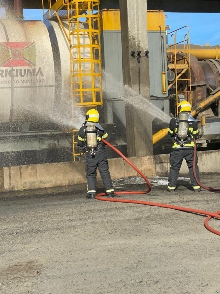 Bombeiros combatem incêndio em tanque de óleo diesel na usina de asfalto de Criciúma bombeiros-combatem-incendio-em-tanque-de-oleo-diesel-na-usina-de-asfalto-de-criciuma.jpg