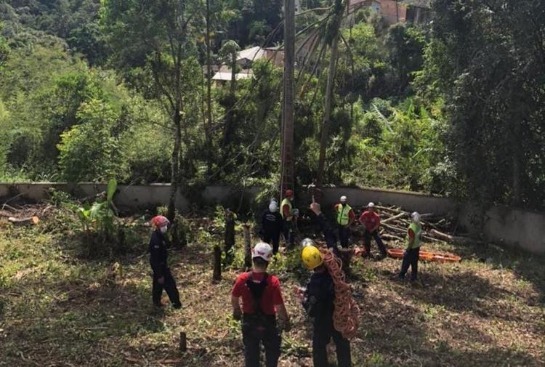Homem ferido e pendurado em árvore mobiliza helicóptero dos bombeiros em Blumenau homem-ferido-e-pendurado-em-arvore-mobiliza-helicoptero-dos-bombeiros-em-blumenau-2.jpg