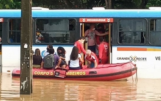 PE: Bombeiros usam bote para resgatar passageiros de ônibus quebrado onibus.jpeg