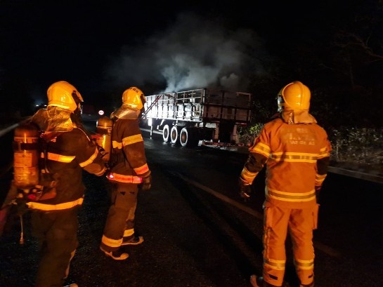 Bombeiros combatem incêndio em carreta carregada com produto químico na BR-251 vegetacaogm.jpeg