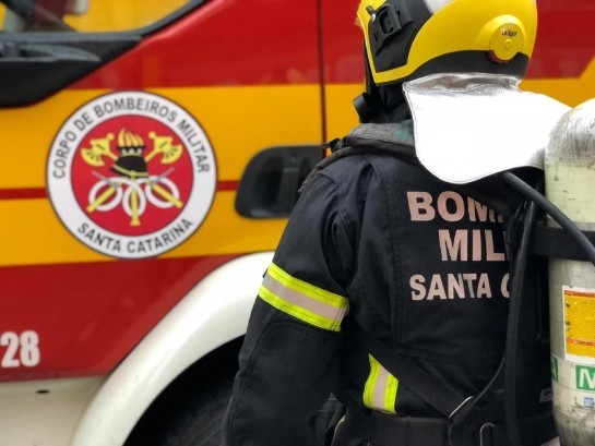 Corpo de Bombeiros combate incêndio em residência na cidade de Imbituba corpo-de-bombeiros-combate-incendio-em-residencia-na-cidade-de-imbituba.jpg