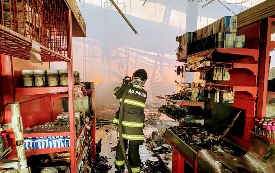 Incêndio em supermercado mobiliza Corpo de Bombeiros em São José dos Campos fogo1.jpg
