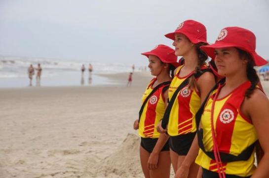 Paixão pelo mar e superação: as três irmãs que atuam como guarda-vidas em Nova Tramandaí 27602266.jpg