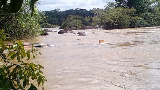 Bombeiros recuperam barco do Exército naufragado no rio Uraricoera, em RR bombeiros-1-.jpeg