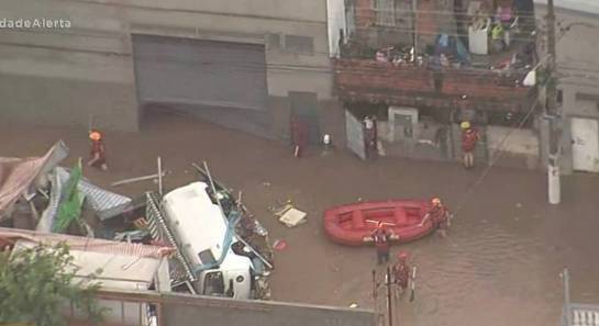 Bombeiros usam botes pra resgatar pessoas ilhadas pela chuva em SP bote-dos-bombeiros-resgata-vitimas-de-chuvas-14012021161449064.jpeg