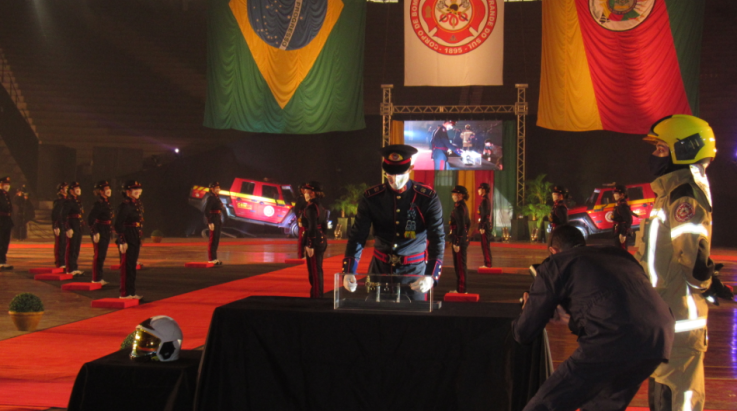 ABERGS participa de entrega de Espadins aos alunos Oficiais do CBMRS