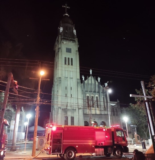 Foco de incêndio em torre de basílica mobiliza bombeiros em Rio Preto foco-de-incendio-foi-registrado-na-torre-da-basilica-de-rio-preto-sp-2.jpg