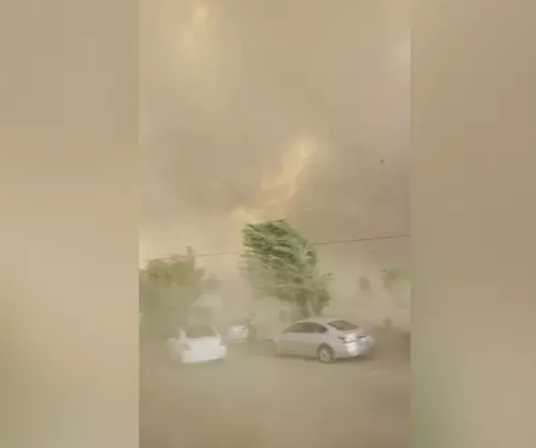 Ao combater incêndio, Bombeiros são surpreendidos por tornado nos EUA tornadobombeiros.png