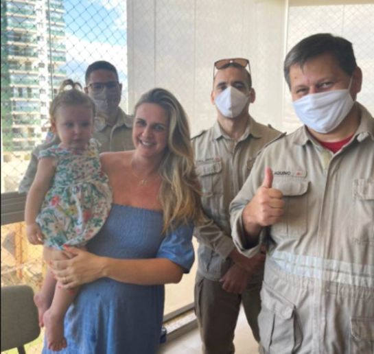 Criança de 1 ano prende pescoço em argola e Bombeiros são acionados no ES pequena-antonella-e-resgatada-pelos-bombeiros-em-vila-velha-488765-article.jpeg