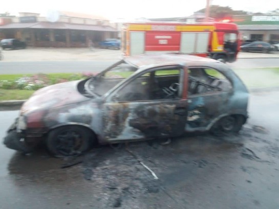 Bombeiros combatem incêndio em veículo; proprietário é suspeito de atear fogo bombeiros-combatem-incendio-em-veiculo-proprietario-e-suspeito-de-atear-fogo.jpg