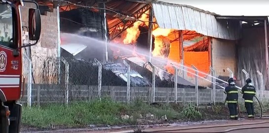 Fábrica de espumas pega fogo e mobiliza bombeiros em Votuporanga bombeiros-foram-acionados-para-controlar-incendio-em-fabrica-de-espumas-de-votuporanga-sp-.jpg