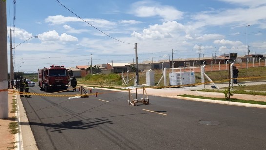 Caixa de energia tem pane elétrica e mobiliza bombeiros em unidade de saúde que trata pacientes com Covid bombeiros-foram-chamados-para-controlar-pane-eletrica-em-caixa-de-energia.jpg