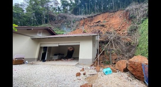 Queda de barreira em residência aciona bombeiros em Botuverá queda-de-barreira-em-residencia-aciona-bombeiros-em-botuvera-foto-o-municipio-38-1068x580.jpg