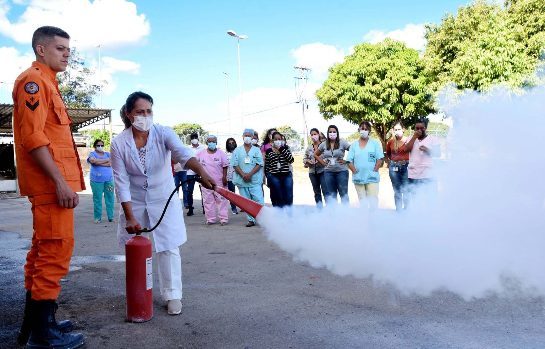 Bombeiros treinam servidores do HRL para uso correto de extintores de incêndio bombeiros-treinam-servidores-do-hrl-para-uso-correto-de-extintores-de-incendio.-foto-tony-winston-agencia-saude-df-1536x985.jpg