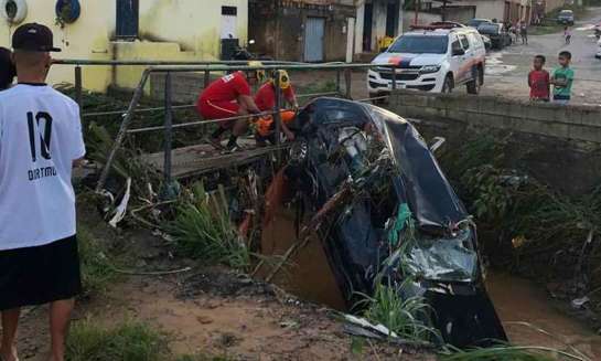 Carro com manequins cai em córrego e bombeiros são acionados para resgate carro-arrastado-em-santa-luzia-1-71473.jpg