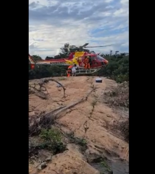 Nove turistas são resgatados por bombeiros após cabeça d'água atingir rio na cachoeira do Serrado, em Porteirinha helicopsalvamento.png