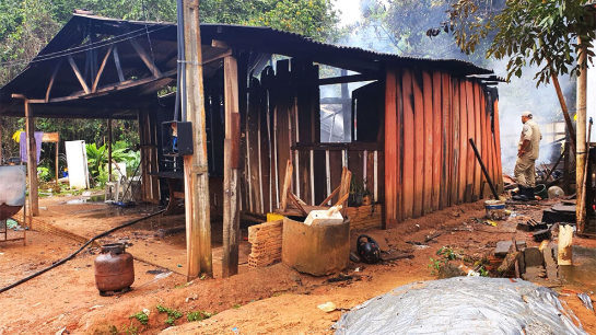 MT: Casa é destruída pelo fogo em Sorriso e bombeiros evitam que outra fosse atingida incendio-resodecia-de-madeira-mt-1-fevereiro-2022-assessoria-990x556.jpg