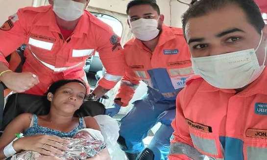 Mulher dá á luz em viatura do Corpo de Bombeiros, em Uberlândia bombeiros-de-uberlandia-fazem-parto-dentro-de-ambulancia-1-75170.jpg