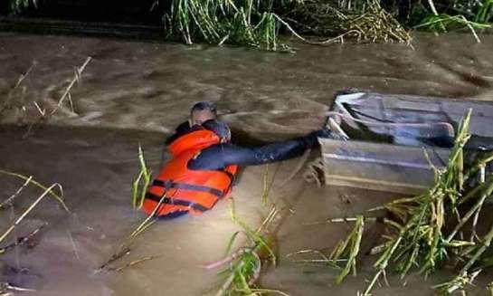 Bombeiros encontram corpos de mulheres arrastadas por correnteza corpos-estavam-em-carro-submerso-em-corrego-1-64840.jpg