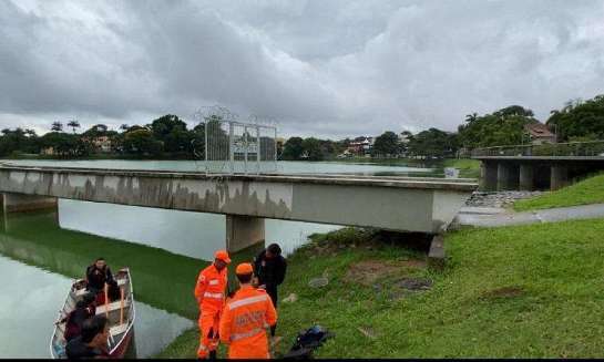 Bombeiros usaram sonar para tentar achar corpo de homem que pulou na Lagoa equipes-de-mergulhadores-dos-bombeiros-na-lagoa-da-pampulha-1-58603.jpg