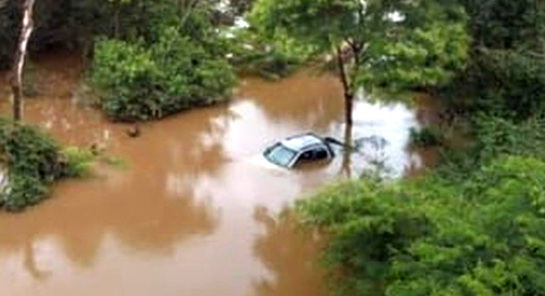 Corpo de Bombeiros salva casal em carro submerso em Mato Grosso veiculo-cai-em-rio-ribeirao-cascalheira.jpg