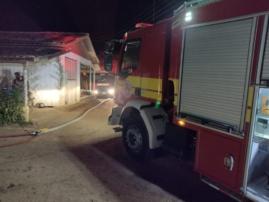 Bombeiros combatem incêndio em residência na cidade de Orleans bombeiros-combatem-incendio-em-residencia-na-cidade-de-orleans.jpg