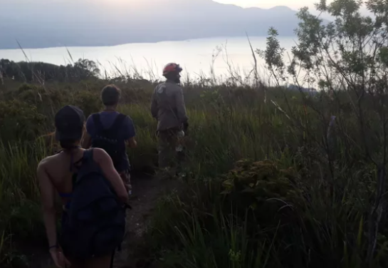 Casal é resgatado pelos bombeiros após se perder em trilha em Ilhabela, SP trilhabusca-.png