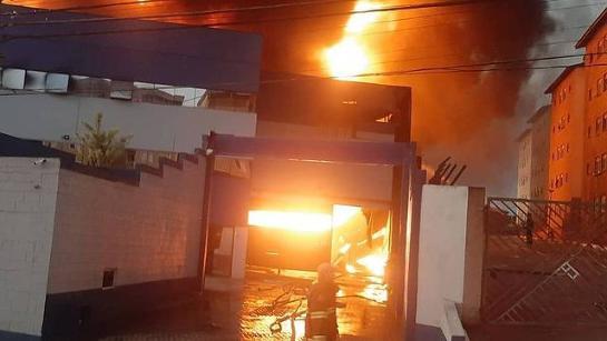 Após mais de 12 horas, bombeiros controlam incêndio em fábrica de plásticos em Guarulhos 58e9038d-140a-4f80-bd11-70133225280e.jpg.640x360-q75-box-0541024629-crop-detail.jpg