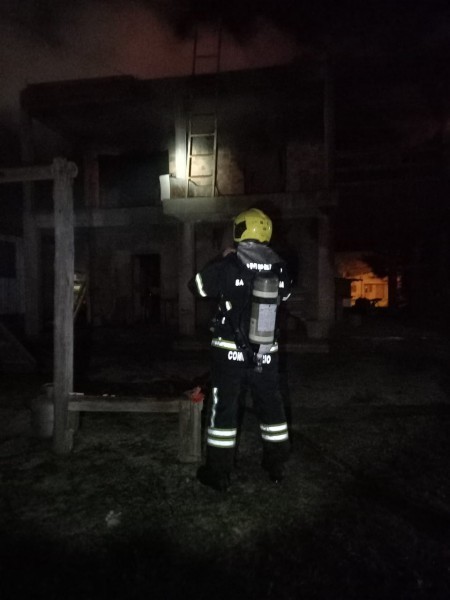 Bombeiros combatem incêndio em residência na cidade de Jaguaruna bombeiros-combatem-incendio-em-residencia-na-cidade-de-jaguaruna.jpg