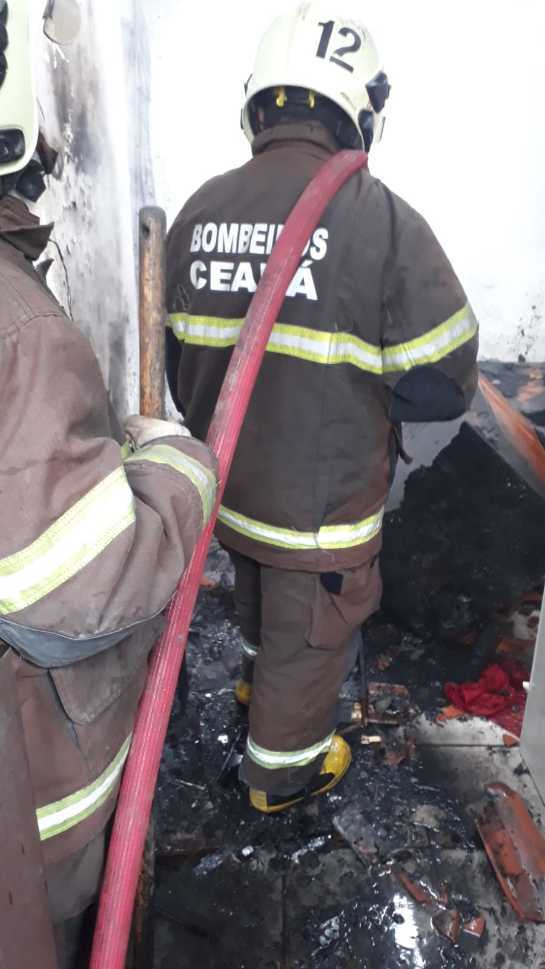 CE: Corpo de Bombeiros apaga incêndio em residência no Jóquei Clube whatsapp-image-2022-05-12-at-11.13.44.jpeg