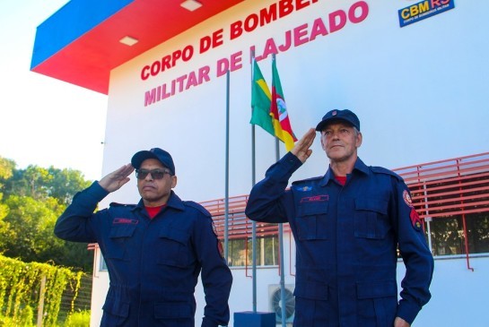 Lajeado: Após 33 anos de serviço, bombeiros se aposentam com direito a banho e escolta os-sargentos-do-corpo-de-bombeiros-militar-cbm-de-lajeado-eloir-pasch-de-56-anos-e-neimar-goncalves-dos-santos-de-53-se-aposentam-neste-fim-de-semana-por-eduardo-dorneles-1.jpg