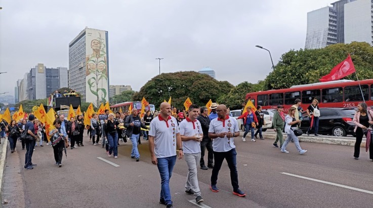 ABERGS participa de ato unificado que reuniu centenas de servidores em Porto Alegre