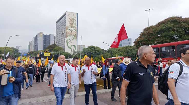 ABERGS participa de ato unificado que reuniu centenas de servidores em Porto Alegre