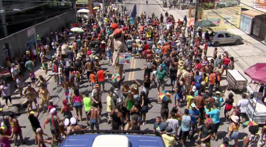 Camburão da Alegria completa 30 anos e arrasta policiais, bombeiros e outros profissionais que trabalharam no carnaval camburaodafolia-.png