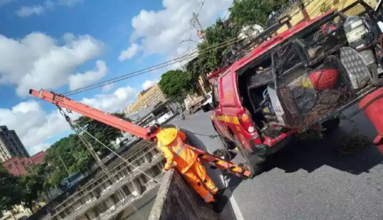 BH: Bombeiros retiram corpo de homem do Rio Arrudas corpocorrego-.png