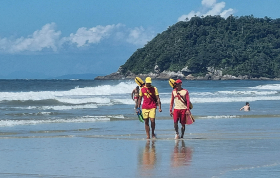 Trabalho preventivo de bombeiros e guarda-vidas garante verão tranquilo na Ilha do Mel paranapraia-.png