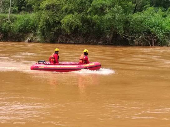 Bombeiros encontram corpo de adolescente desaparecido após deslizamento de terra em MG 56ad6ea5ae8ab9e3420d-antonio-dias-bombeiros-buscas-rio-29-12-ed.jpg