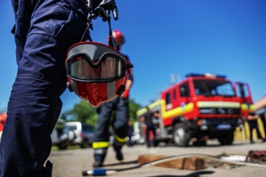 Bombeiros de Estrela agem rápido e evitam incêndio close-do-bombeiro-segurando-seu-capacete-e-caminhando-em-direcao-ao-caminhao-de-bombeiros-232070-10158.jpg