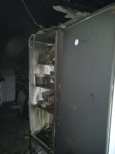 Geladeira de restaurante pega fogo e mobiliza bombeiros em Tubarão geladeira-de-restaurante-pega-fogo-e-mobiliza-bombeiros-em-tubarao.jpg