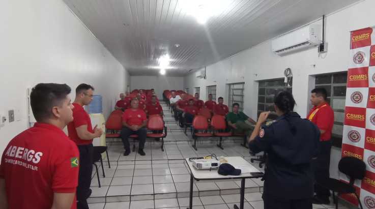 ABERGS visita novos operadores de Auto-Escadas e homenageia Bombeiro Veterano