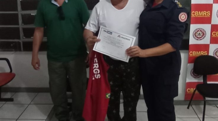 ABERGS visita novos operadores de Auto-Escadas e homenageia Bombeiro Veterano