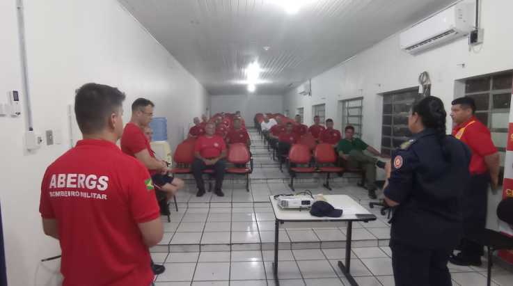 ABERGS visita novos operadores de Auto-Escadas e homenageia Bombeiro Veterano
