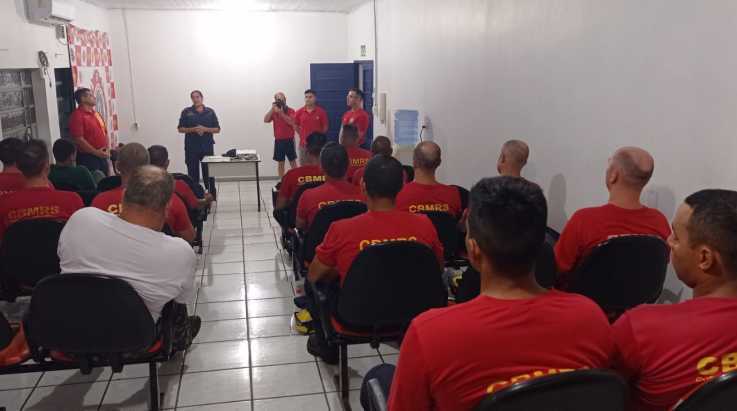 ABERGS visita novos operadores de Auto-Escadas e homenageia Bombeiro Veterano